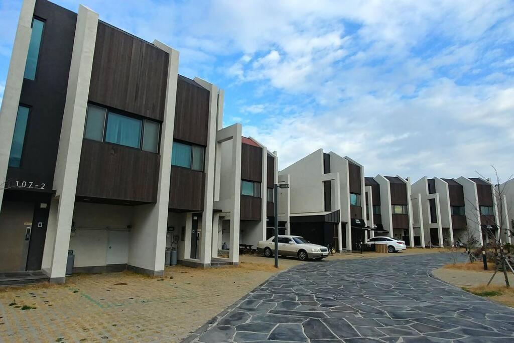 Coveted Palms Village Pension Jeju Exterior photo
