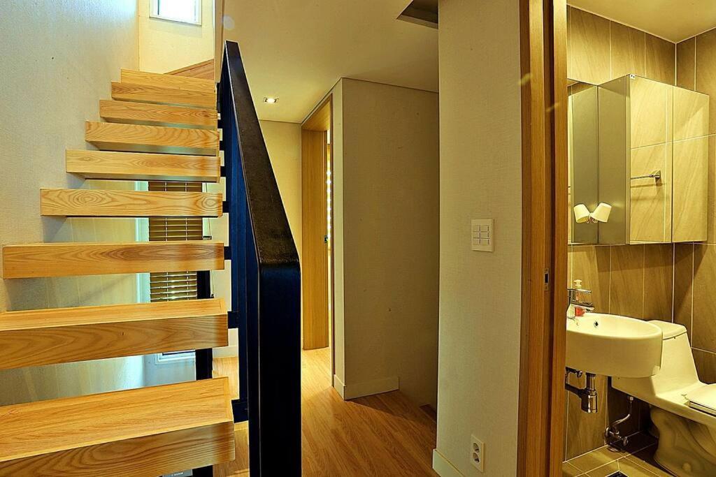 Coveted Palms Village Pension Jeju Exterior photo